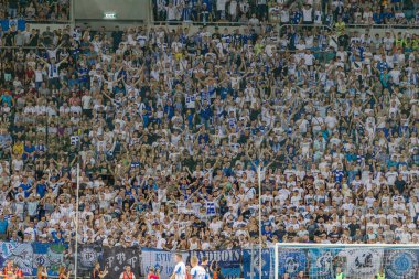 Odessa Ukrayna - 28 Temmuz 2019: stadyumda seyirci. Maç sırasında futbol stadyumu nun tribünlerinde taraftar kalabalığı Shakhtar (Donetsk) -Dinamo (Kiev). Taraftarlarla tribün. Futbol taraftarları ile standları