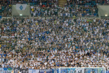 Odessa Ukrayna - 28 Temmuz 2019: stadyumda seyirci. Maç sırasında futbol stadyumu nun tribünlerinde taraftar kalabalığı Shakhtar (Donetsk) -Dinamo (Kiev). Taraftarlarla tribün. Futbol taraftarları ile standları