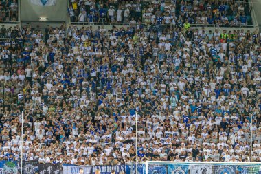 Odessa Ukrayna - 28 Temmuz 2019: stadyumda seyirci. Maç sırasında futbol stadyumu nun tribünlerinde taraftar kalabalığı Shakhtar (Donetsk) -Dinamo (Kiev). Taraftarlarla tribün. Futbol taraftarları ile standları