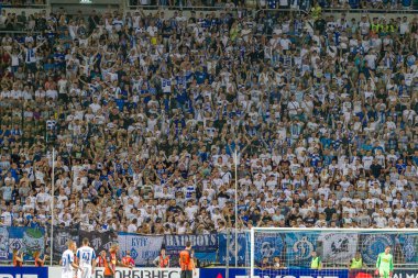 Odessa Ukrayna - 28 Temmuz 2019: stadyumda seyirci. Maç sırasında futbol stadyumu nun tribünlerinde taraftar kalabalığı Shakhtar (Donetsk) -Dinamo (Kiev). Taraftarlarla tribün. Futbol taraftarları ile standları