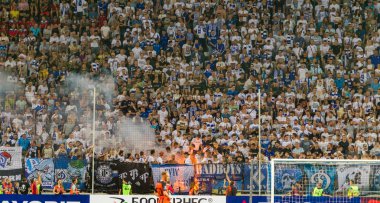 Odessa Ukrayna - 28 Temmuz 2019: stadyumda seyirci. Maç sırasında futbol stadyumu nun tribünlerinde taraftar kalabalığı Shakhtar (Donetsk) -Dinamo (Kiev). Taraftarlarla tribün. Futbol taraftarları ile standları