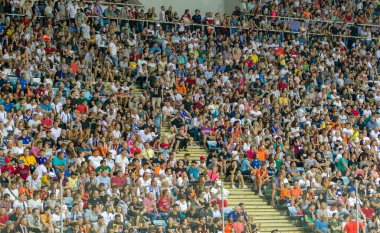 Odessa Ukrayna - 28 Temmuz 2019: stadyumda seyirci. Maç sırasında futbol stadyumu nun tribünlerinde taraftar kalabalığı Shakhtar (Donetsk) -Dinamo (Kiev). Taraftarlarla tribün. Futbol taraftarları ile standları