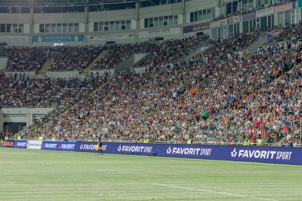 オデッサウクライナ 7月28 2019 スタジアムの観客 試合中にサッカースタジアムのスタンドでファンの群衆シャフタール ドネツク ディナモ キエフ ファンとグランドスタンド サッカーファンとスタンド — ストック写真