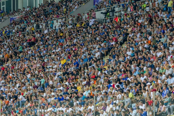 Odessa Ukrayna - 28 Temmuz 2019: stadyumda seyirci. Maç sırasında futbol stadyumu nun tribünlerinde taraftar kalabalığı Shakhtar (Donetsk) -Dinamo (Kiev). Taraftarlarla tribün. Futbol taraftarları ile standları