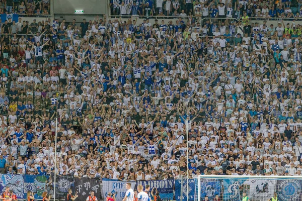 乌克兰奥德萨 2019年7月28日 体育场观众 沙赫塔尔 顿涅茨克 迪纳莫 比赛期间 足球场看台上挤满了球迷 与球迷大站立 与足球迷站在一起 — 图库照片