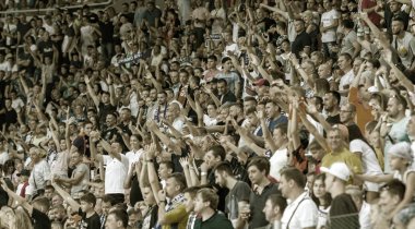 Odessa Ukrayna - 28 Temmuz 2019: stadyumda seyirci. Maç sırasında futbol stadyumu nun tribünlerinde taraftar kalabalığı Shakhtar (Donetsk) -Dinamo (Kiev). Taraftarlarla tribün. Futbol taraftarları ile standları