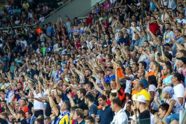 Odessa Ukrayna - 28 Temmuz 2019: stadyumda seyirci. Maç sırasında futbol stadyumu nun tribünlerinde taraftar kalabalığı Shakhtar (Donetsk) -Dinamo (Kiev). Taraftarlarla tribün. Futbol taraftarları ile standları