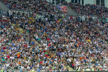 Odessa Ukrayna - 28 Temmuz 2019: stadyumda seyirci. Maç sırasında futbol stadyumu nun tribünlerinde taraftar kalabalığı Shakhtar (Donetsk) -Dinamo (Kiev). Taraftarlarla tribün. Futbol taraftarları ile standları