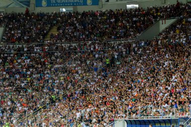 Odessa Ukrayna - 28 Temmuz 2019: stadyumda seyirci. Maç sırasında futbol stadyumu nun tribünlerinde taraftar kalabalığı Shakhtar (Donetsk) -Dinamo (Kiev). Taraftarlarla tribün. Futbol taraftarları ile standları