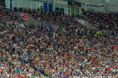 Odessa Ukrayna - 28 Temmuz 2019: stadyumda seyirci. Maç sırasında futbol stadyumu nun tribünlerinde taraftar kalabalığı Shakhtar (Donetsk) -Dinamo (Kiev). Taraftarlarla tribün. Futbol taraftarları ile standları