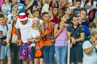 Odessa Ukrayna - 28 Temmuz 2019: stadyumda seyirci. Maç sırasında futbol stadyumu nun tribünlerinde taraftar kalabalığı Shakhtar (Donetsk) -Dinamo (Kiev). Taraftarlarla tribün. Futbol taraftarları ile standları