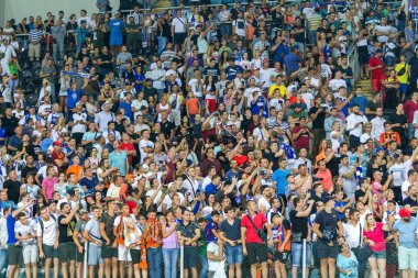 Odessa Ukrayna - 28 Temmuz 2019: stadyumda seyirci. Maç sırasında futbol stadyumu nun tribünlerinde taraftar kalabalığı Shakhtar (Donetsk) -Dinamo (Kiev). Taraftarlarla tribün. Futbol taraftarları ile standları
