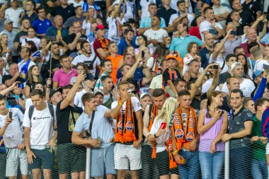 Odessa Ukrayna - 28 Temmuz 2019: stadyumda seyirci. Maç sırasında futbol stadyumu nun tribünlerinde taraftar kalabalığı Shakhtar (Donetsk) -Dinamo (Kiev). Taraftarlarla tribün. Futbol taraftarları ile standları