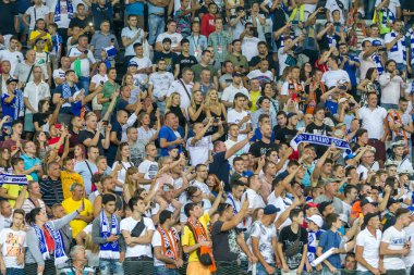 Odessa Ukrayna - 28 Temmuz 2019: stadyumda seyirci. Maç sırasında futbol stadyumu nun tribünlerinde taraftar kalabalığı Shakhtar (Donetsk) -Dinamo (Kiev). Taraftarlarla tribün. Futbol taraftarları ile standları