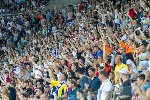 Odessa Ukrayna - 28 Temmuz 2019: stadyumda seyirci. Maç sırasında futbol stadyumu nun tribünlerinde taraftar kalabalığı Shakhtar (Donetsk) -Dinamo (Kiev). Taraftarlarla tribün. Futbol taraftarları ile standları