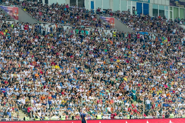 オデッサウクライナ 7月28 2019 スタジアムの観客 試合中にサッカースタジアムのスタンドでファンの群衆シャフタール ドネツク ディナモ キエフ ファンとグランドスタンド サッカーファンとスタンド — ストック写真