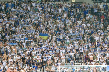 Odessa Ukrayna - 28 Temmuz 2019: stadyumda seyirci. Maç sırasında futbol stadyumu nun tribünlerinde taraftar kalabalığı Shakhtar (Donetsk) -Dinamo (Kiev). Taraftarlarla tribün. Futbol taraftarları ile standları