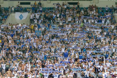 Odessa Ukrayna - 28 Temmuz 2019: stadyumda seyirci. Maç sırasında futbol stadyumu nun tribünlerinde taraftar kalabalığı Shakhtar (Donetsk) -Dinamo (Kiev). Taraftarlarla tribün. Futbol taraftarları ile standları