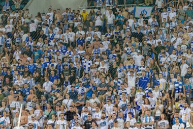 Odessa Ukrayna - 28 Temmuz 2019: stadyumda seyirci. Maç sırasında futbol stadyumu nun tribünlerinde taraftar kalabalığı Shakhtar (Donetsk) -Dinamo (Kiev). Taraftarlarla tribün. Futbol taraftarları ile standları