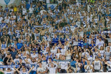 Odessa Ukrayna - 28 Temmuz 2019: stadyumda seyirci. Maç sırasında futbol stadyumu nun tribünlerinde taraftar kalabalığı Shakhtar (Donetsk) -Dinamo (Kiev). Taraftarlarla tribün. Futbol taraftarları ile standları