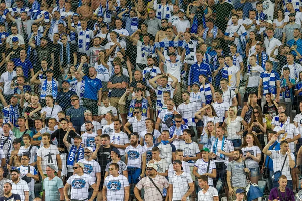 Odessa Ukrayna - 28 Temmuz 2019: stadyumda seyirci. Maç sırasında futbol stadyumu nun tribünlerinde taraftar kalabalığı Shakhtar (Donetsk) -Dinamo (Kiev). Taraftarlarla tribün. Futbol taraftarları ile standları
