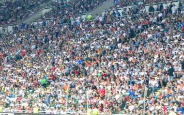 Odak dışında, keskin spor arka plan değil - stadyumda seyirci. Maç sırasında futbol stadyumu tribünlerinde taraftarlar tribünlerde taraftarlar la Tribune. Futbol taraftarları ile standları
