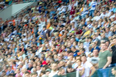 Odak dışında, keskin spor arka plan değil - stadyumda seyirci. Maç sırasında futbol stadyumu tribünlerinde taraftarlar tribünlerde taraftarlar la Tribune. Futbol taraftarları ile standları