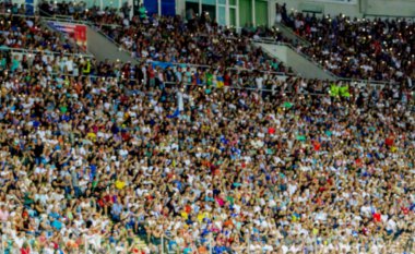 Odak dışında, keskin spor arka plan değil - stadyumda seyirci. Maç sırasında futbol stadyumu tribünlerinde taraftarlar tribünlerde taraftarlar la Tribune. Futbol taraftarları ile standları