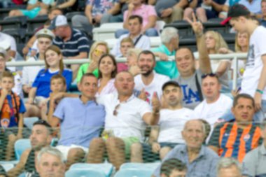 Odessa Ukrayna - 28 Temmuz 2019: Odak dışında değil, keskin spor arka plan - stadyumda seyirci. Maç sırasında futbol stadyumu tribünlerinde taraftarlar tribünlerde taraftarlar la Tribune. Futbol taraftarları ile standları