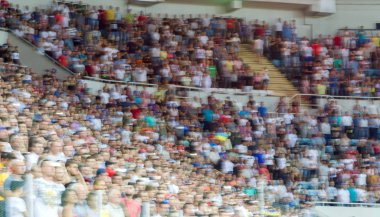 Odessa Ukrayna - 28 Temmuz 2019: Odak dışında değil, keskin spor arka plan - stadyumda seyirci. Maç sırasında futbol stadyumu tribünlerinde taraftarlar tribünlerde taraftarlar la Tribune. Futbol taraftarları ile standları