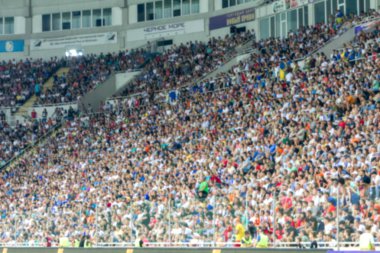 Odessa Ukrayna - 28 Temmuz 2019: Odak dışında değil, keskin spor arka plan - stadyumda seyirci. Maç sırasında futbol stadyumu tribünlerinde taraftarlar tribünlerde taraftarlar la Tribune. Futbol taraftarları ile standları