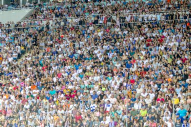 Odessa Ukrayna - 28 Temmuz 2019: Odak dışında değil, keskin spor arka plan - stadyumda seyirci. Maç sırasında futbol stadyumu tribünlerinde taraftarlar tribünlerde taraftarlar la Tribune. Futbol taraftarları ile standları