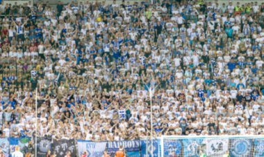 Odessa Ukrayna - 28 Temmuz 2019: Odak dışında değil, keskin spor arka plan - stadyumda seyirci. Maç sırasında futbol stadyumu tribünlerinde taraftarlar tribünlerde taraftarlar la Tribune. Futbol taraftarları ile standları