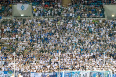 Odessa Ukrayna - 28 Temmuz 2019: Odak dışında değil, keskin spor arka plan - stadyumda seyirci. Maç sırasında futbol stadyumu tribünlerinde taraftarlar tribünlerde taraftarlar la Tribune. Futbol taraftarları ile standları