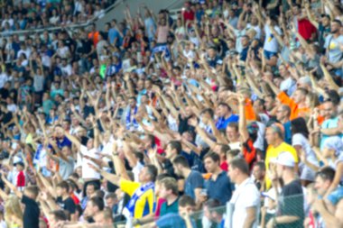 Odessa Ukrayna - 28 Temmuz 2019: Odak dışında değil, keskin spor arka plan - stadyumda seyirci. Maç sırasında futbol stadyumu tribünlerinde taraftarlar tribünlerde taraftarlar la Tribune. Futbol taraftarları ile standları