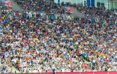 Odessa Ukrayna - 28 Temmuz 2019: Odak dışında değil, keskin spor arka plan - stadyumda seyirci. Maç sırasında futbol stadyumu tribünlerinde taraftarlar tribünlerde taraftarlar la Tribune. Futbol taraftarları ile standları