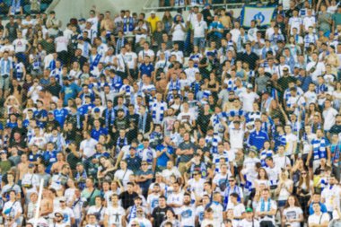 Odessa Ukrayna - 28 Temmuz 2019: Odak dışında değil, keskin spor arka plan - stadyumda seyirci. Maç sırasında futbol stadyumu tribünlerinde taraftarlar tribünlerde taraftarlar la Tribune. Futbol taraftarları ile standları