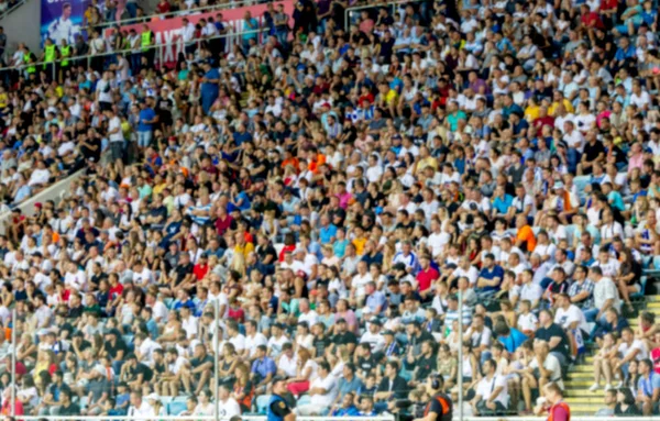 焦点の外 シャープなスポーツの背景ではない スタジアムの観客 スタジアムのスタンドにファンの群衆は ファンとの試合中にサッカースタジアムのスタンドで サッカーファンとスタンド — ストック写真