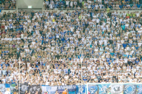 乌克兰奥德萨 2019年7月28日 注意力不集中 不是尖锐的运动背景 观众在体育场 在体育场看台上 成群的球迷与球迷在一起 与足球迷站在一起 — 图库照片