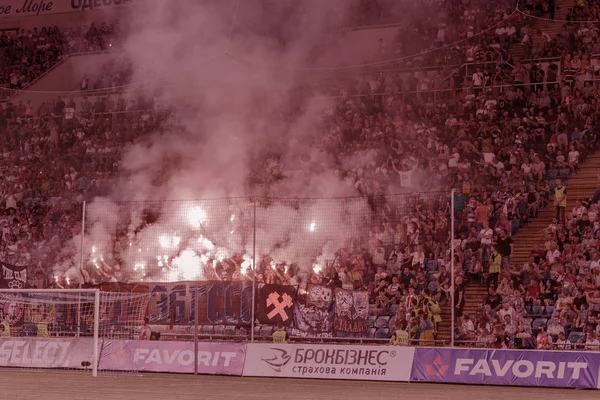 オデッサ ウクライナ 7月28 2019 永遠のライバルの試合中に立って狂信的なファン ラック上のファンは幸せで 火と手を振る旗で輝きます スタジアムでの激しいショー フーリガン光炎フラッシュのファン — ストック写真