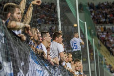 Odessa Ukrayna - 28 Temmuz 2019: stadyumda seyirci. Maç sırasında futbol stadyumu nun tribünlerinde taraftar kalabalığı Shakhtar (Donetsk) -Dinamo (Kiev). Taraftarlarla tribün. Futbol taraftarları ile standları