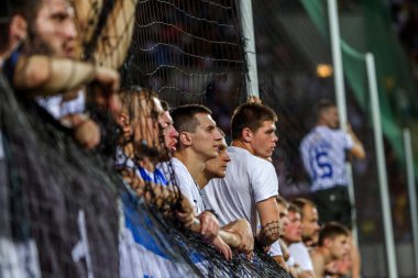 Odessa Ukrayna - 28 Temmuz 2019: stadyumda seyirci. Maç sırasında futbol stadyumu nun tribünlerinde taraftar kalabalığı Shakhtar (Donetsk) -Dinamo (Kiev). Taraftarlarla tribün. Futbol taraftarları ile standları