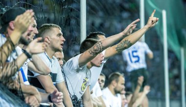 Odessa Ukrayna - 28 Temmuz 2019: stadyumda seyirci. Maç sırasında futbol stadyumu nun tribünlerinde taraftar kalabalığı Shakhtar (Donetsk) -Dinamo (Kiev). Taraftarlarla tribün. Futbol taraftarları ile standları