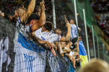 Odessa Ukrayna - 28 Temmuz 2019: stadyumda seyirci. Maç sırasında futbol stadyumu nun tribünlerinde taraftar kalabalığı Shakhtar (Donetsk) -Dinamo (Kiev). Taraftarlarla tribün. Futbol taraftarları ile standları