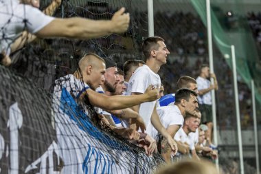 Odessa Ukrayna - 28 Temmuz 2019: stadyumda seyirci. Maç sırasında futbol stadyumu nun tribünlerinde taraftar kalabalığı Shakhtar (Donetsk) -Dinamo (Kiev). Taraftarlarla tribün. Futbol taraftarları ile standları