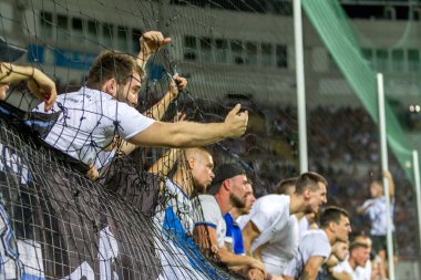 Odessa Ukrayna - 28 Temmuz 2019: stadyumda seyirci. Maç sırasında futbol stadyumu nun tribünlerinde taraftar kalabalığı Shakhtar (Donetsk) -Dinamo (Kiev). Taraftarlarla tribün. Futbol taraftarları ile standları