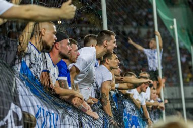 Odessa Ukrayna - 28 Temmuz 2019: stadyumda seyirci. Maç sırasında futbol stadyumu nun tribünlerinde taraftar kalabalığı Shakhtar (Donetsk) -Dinamo (Kiev). Taraftarlarla tribün. Futbol taraftarları ile standları