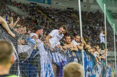 Odessa Ukrayna - 28 Temmuz 2019: stadyumda seyirci. Maç sırasında futbol stadyumu nun tribünlerinde taraftar kalabalığı Shakhtar (Donetsk) -Dinamo (Kiev). Taraftarlarla tribün. Futbol taraftarları ile standları