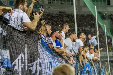 Odessa Ukrayna - 28 Temmuz 2019: stadyumda seyirci. Maç sırasında futbol stadyumu nun tribünlerinde taraftar kalabalığı Shakhtar (Donetsk) -Dinamo (Kiev). Taraftarlarla tribün. Futbol taraftarları ile standları