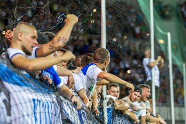 Odessa Ukrayna - 28 Temmuz 2019: stadyumda seyirci. Maç sırasında futbol stadyumu nun tribünlerinde taraftar kalabalığı Shakhtar (Donetsk) -Dinamo (Kiev). Taraftarlarla tribün. Futbol taraftarları ile standları